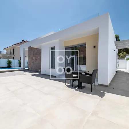 Coral, Chic Coastal Design, Saltwater Pool - By Oyoostays Semesterbostad