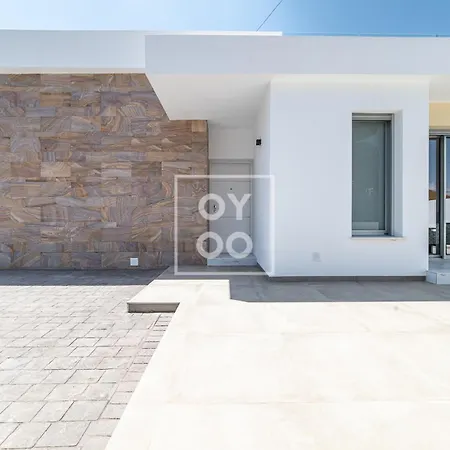 Coral, Chic Coastal Design, Saltwater Pool - By Oyoostays Semesterbostad