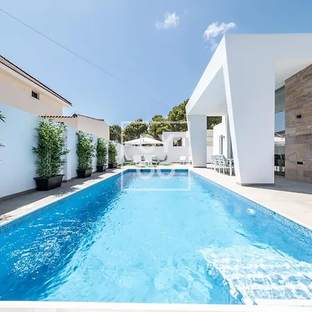 Semesterbostad Coral, Chic Coastal Design, Saltwater Pool - By Oyoostays Torrevieja