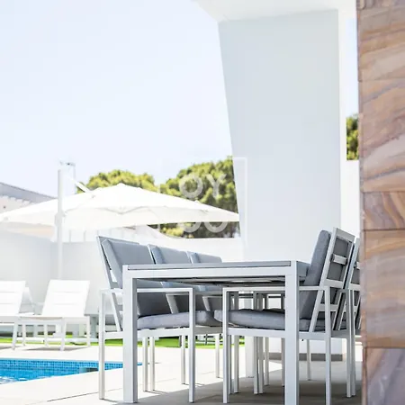 Coral, Chic Coastal Design, Saltwater Pool - By Oyoostays Semesterbostad *