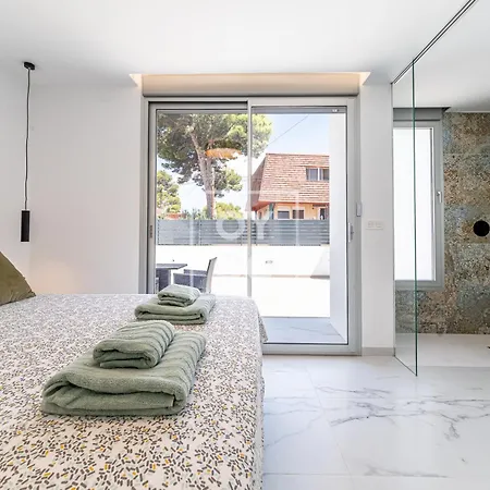 Semesterbostad Coral, Chic Coastal Design, Saltwater Pool - By Oyoostays Torrevieja